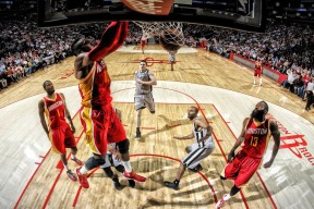 足球赛场再掀热潮，全球球迷热情期待，足球比赛球迷