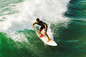 开云APP-一场跌宕起伏的足球比赛将如何收场？，足球比赛开始与恢复的方式